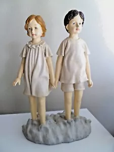FIGURA NIÑO Y NIÑA TOMADOS DE LA MANO 10.5" - Imagen 1 de 8