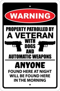 PATRULLADO POR UN VETERANO, PERROS, LETRERO DE ALUMINIO 8X12, ADVERTENCIA, SEGURIDAD, ARMAS - Imagen 1 de 2