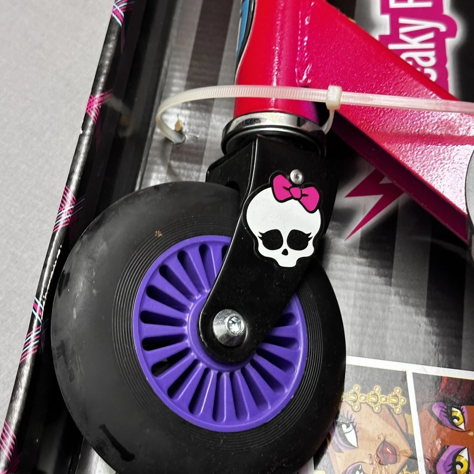 ©️ Scooter plegable iluminado Monster High Kids Dynacraft modelo 8002-11 2011 nuevo en caja Foto 1 de 4