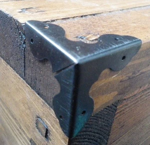 NEU Packung mit 4 Metallgehäuseecken gealtert schwarz Oberfläche 34 mm über gerade C067 - Bild 1 von 5