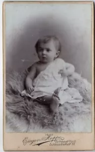 CDV um 1900 Kleinkind auf Fell Atelier Eugen Hoppe Schwedt a.d. Oder - Bild 1 von 3
