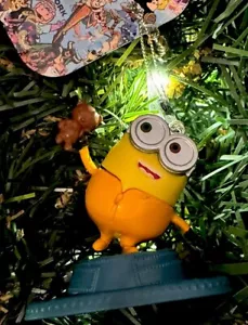 2024 Minion Bob mit Teddybär Despicable Me Weihnachtsbaum Ornament Gru Neu - Bild 1 von 1
