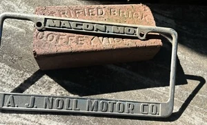 Marco de matrícula A J Bill Motor Co Pontiac, Macon MO - Imagen 1 de 4