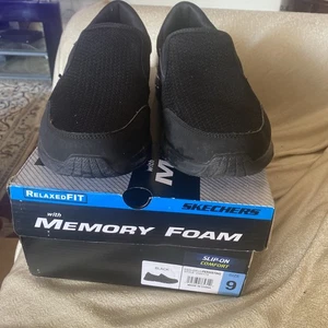 Skechers Relaxed Fit Memory Foam Damen-Slipper schwarz Größe 9 gebraucht, in einwandfreiem Zustand mit Karton " - Bild 1 von 8