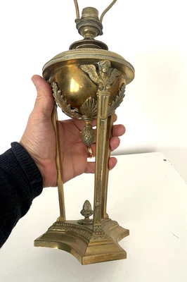 Lampe à pétrole  bronze  cariatides ailées style empire XIX. - Photo 1/4