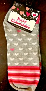 Hearts everywhere! Women's Low-Cut Socks Sz 9-11 Gray with red/pink/white stripe - Picture 1 of 5
