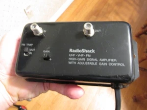 Radio Shack 15-1113B 20dB Signal Amplifier UHF/VHF/FM #15-1113B 1117VAC 60 Hz - Picture 1 of 7