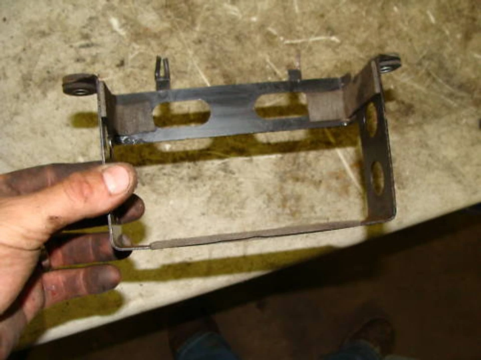 1997 铃木 vz800 vz 800 s48 破碎机电池盒 — 第 1/1 张图片