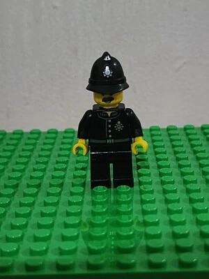 LEGO Police Minifigure: Constable, Series 11 (COL177) Collectable Minifigure - Image 1 of 4