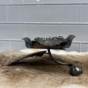 Elegante candelabro de metal Lily Pad - Imagen 1 de 12