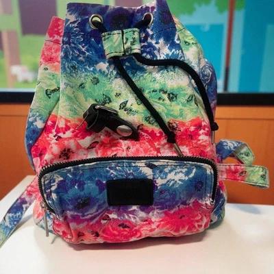 VS 粉色花卉迷你背包彩虹领带染料节日包 Y2K Coquette 全新无标签 — 第 1/4 张图片