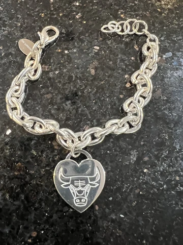 Chicago Bulls NBA Logo heart Shaped Charm Bracelet silvertone Metal Cover