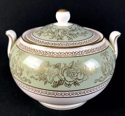 Cuenco de azúcar cubierto verde salvia Wedgwood Columbia con tapa adorno dorado porcelana de hueso Foto 1 de 4