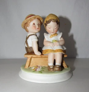 1979 GRETCHEN COLLECTION "GIFTS OF LOVE" SERIES 1 BOY & GIRL ON BENCH FIGURINE - Picture 1 of 4