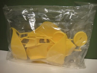 Monogram - 1995(?) - 1/60 - Voyage To The Bottom Of The Sea Flying Sub - #6011 - Image 1 of 4