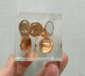 Vintage Lucite Acryl Würfel unzirkuliert 1983 Lincoln Pennies kleiner Briefbeschwerer - Bild 1 von 3