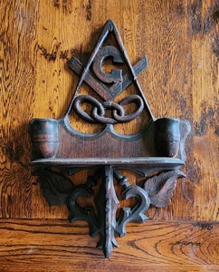 Antik 19.Jh. Volkskunst geschnitzt Freimaurer Freimaurer Wandregal mit Streichholzhalter - Bild 1 von 7