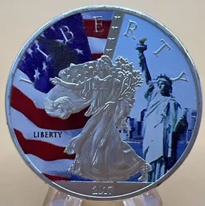 * Beautiful Statue of Liberty With Walking Liberty And US Flag πΊπΈ Liberty Coin - Picture 1 of 2