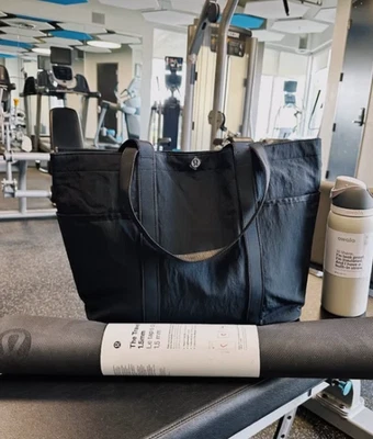 Nuevo con etiquetas Bolso de Mano Lululemon Daily Multi-Bolsillo 20L, Bolso de Gimnasio y Yoga de Moda Foto 1 de 4