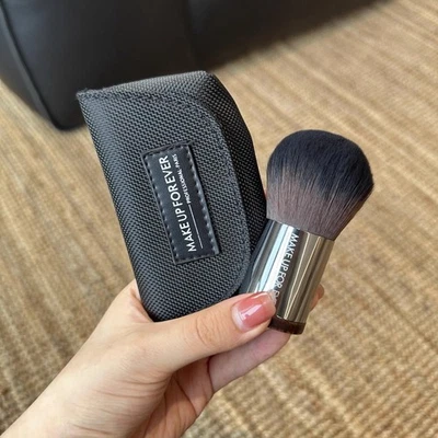 MAKE UP FOR EVER #124 Large Kabuki Brush with brush case - Image 1 of 4