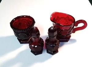 Juego de 4 cocteleras Avon Cape Cod 1876 vidrio rojo rubí crema azúcar sal pimienta - Imagen 1 de 16