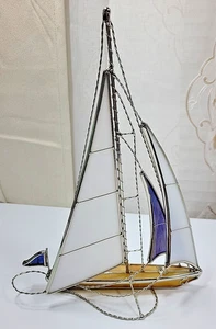 Freistehender Schreibtisch-Buntglas 3-D Segelboot 8” lang x 10” hoch mehrfarbig - Bild 1 von 11