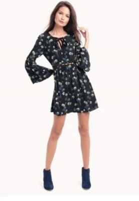 Vestido Ella Moss Revolve Pequeño Boho Manga Campana Floral Cottagecore Corte Enrejado Foto 1 de 4