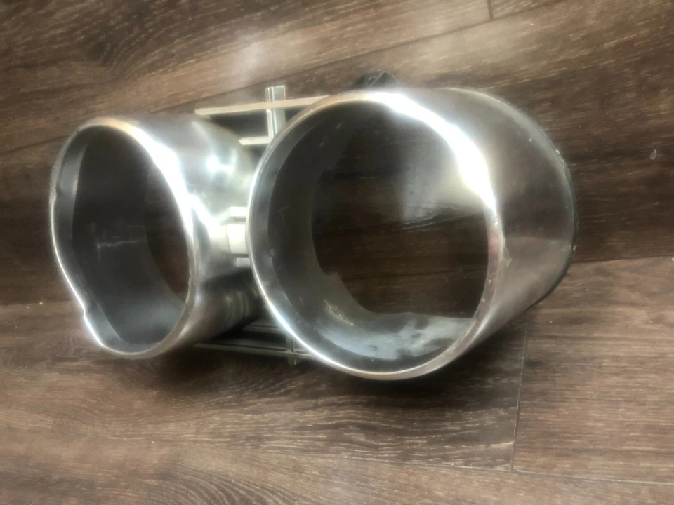 Oldsmobile Cutlass, 1965, bisel del faro derecho Foto 1 de 4