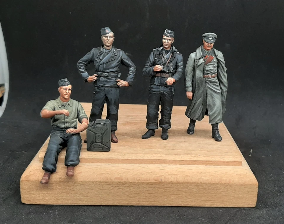 1/35 painted Panzer Crew + gen. Heinz Guderian (4 fig.) - Image 1 of 1