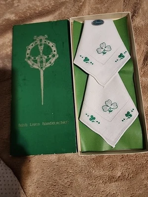 ¡NUEVO EN CAJA, décadas de antigüedad! 2 pañuelos. Lino irlandés. Tréboles bordados. Foto 1 de 4