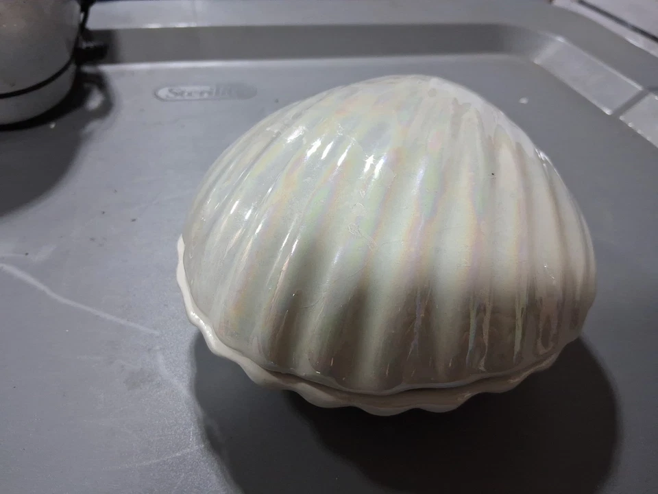 Plato de baratija vintage de cerámica iridiscente con con tapa de mar blanco Foto 1 de 4