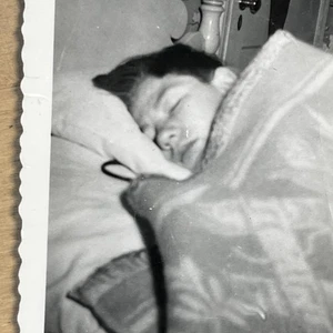 Vintage Foto Mann schläft im Bett - Schlafzimmer 50er Jahre - M1 - Bild 1 von 3