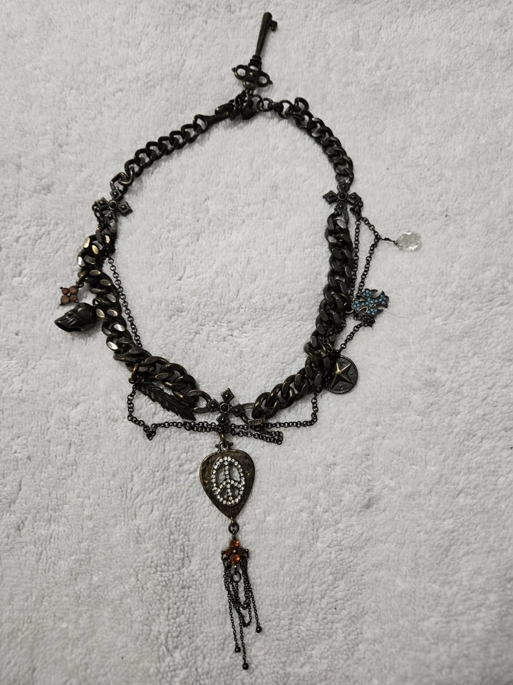 Collar marca Lucky con dijes que incluyen cruces y calaveras Foto 1 de 4