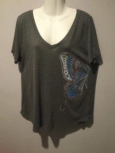 CAMISETA TÓRRIDA CLASSIC FIT CUELLO EN V CON GRIS MARIPOSA TALLA 2 (2XL 18-20) - Imagen 1 de 7