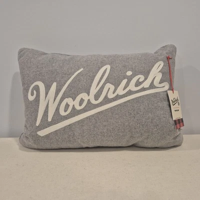 Woolrich × Target - Travesseiro de arremesso lombar bordado cinza e branco - Novo com etiquetas - Imagem 1 de 4