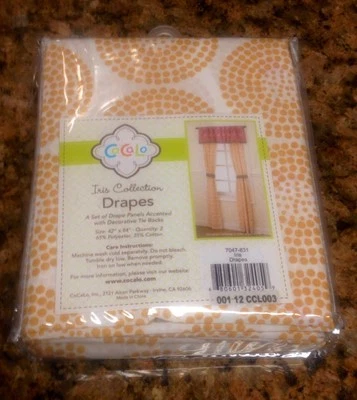 Par de cortinas blancas modernas de lunares Cocalo Iris para habitación infantil de niña  Foto 1 de 4