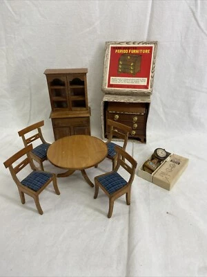 Mesa de cocina de madera para casa de muñecas Shackman, sillas, gabinete de China, escritorio, reloj Foto 1 de 4