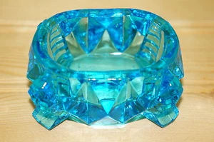 Plato de sal abierto ovalado de vidrio azul, 2 3/4" x 2" x 1 1/4" h - Imagen 1 de 8