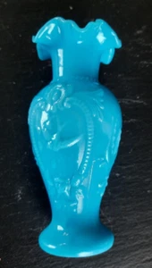 VASE ANCIEN EN OPALINE BLEUE H : 13 cm - Photo 1/7