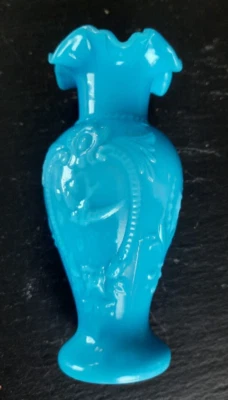 VASE ANCIEN EN OPALINE BLEUE H : 13 cm - Photo 1/4