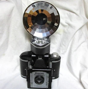VINTAGE 1950s BEACON TWO TWENTY FIVE CAMERA WITH FLASH - Picture 1 of 6