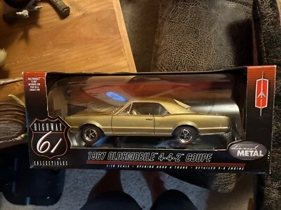 1967 OLDSMOBILE 4-4-2 COUPE GOLD 1:18 HIGHWAY 61  OPENING HOOD DOORS & TRUNK ETC - Изображение 1 из 4
