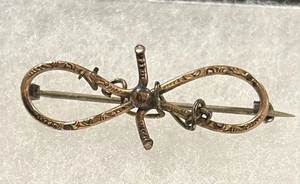 Antica spilla incisa con nodo ad arco placcato oro rosa 9 kt - Foto 1 di 3