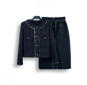 Elegante conjunto de traje de tweed hecho a mano para mujer chaqueta y falda con detalles plateados - Imagen 1 de 9