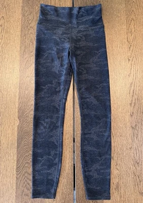 Leggings activos de tiro alto Vuori camuflados Caspio Performance para mujer talla XXS grises Foto 1 de 4