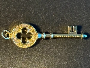 Tiffany & Co. Diamond 18 Karat Gold Quatrefoil Key Pendant - Bild 1 von 20