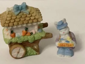 Miniatura Pueblo de Pascua Acentos Conejito Huevos Vendedor con Carro de Zanahoria Lote B - Imagen 1 de 6