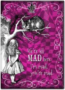 Wir sind alle verrückt hier. Ich bin verrückt, du bist verrückt. Alice im Wunderland Kühlschrankmagnet (Farbe) - Bild 1 von 3