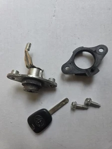 Toyota Aygo CITROEN C1 PEUGEOT 107 2005-2014 BOOT LID LOCK BARREL & KEY - Picture 1 of 9