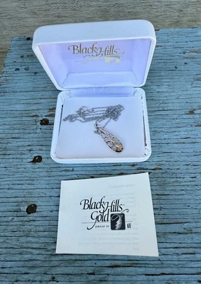 Collar colgante de lágrima filigrana de plata de ley y oro Black Hills de 12 k en caja Foto 1 de 4